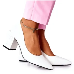 S.Barski Leren pumps op een witte Cherith Bar